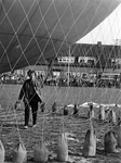 361099 Afbeelding van ballonvaarster Nini Boesman tijdens het oplaten van een luchtballon op de speelweide aan de ...